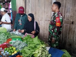 BABINSA KORAMIL 1420-03/MARITENGNGAE PANTAU HARGA BAHAN POKOK DI PASAR SENTRAL PANGKAJENE