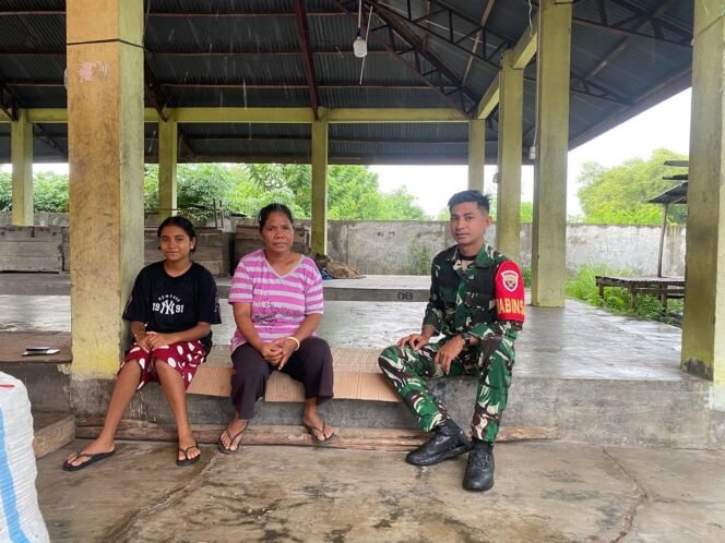 
					Babinsa Koramil 1603-04/Kewapante Laksanakan Komsos Bersama Warga Desa Waiara