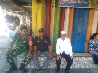 Babinsa Koramil 1015-03/Mentawa Baru Ketapang Ciptakan Keakraban dengan Warga Binaan Melalui Komsos