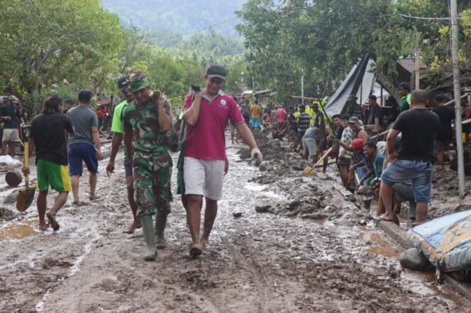
					Mitigasi Banjir, Kodim 1508/Tobelo dan Tim Penanganan Bencana Normalisasi Saluran Air di Desa Doitia