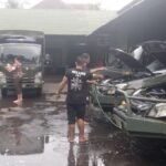 Pastikan Siap Operasional, Staf Logistik Kodim Tabanan Rawat dan Bersihkan Kendaraan Dinas