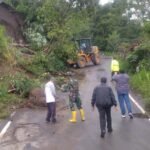 Anggota Koramil 1626-04/Kintamani Bergerak Cepat Atasi Tanah Longsor di Jalan Culali