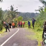 Babinsa Karyasari Turun Langsung Bersama Warga dalam Pembersihan Lingkungan Secara Gotong Royong