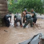 Hujan Tak Reda, Kodim 1508/Tobelo dan Warga Berpacu Cegah Banjir Meluas di Loloda Utara