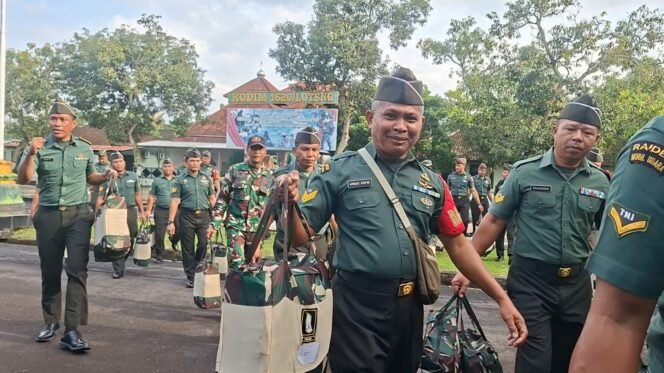 
					Tingkatkan Kesejahteraan Prajurit, Anggota Kodim 1620/Loteng Terima Distribusi Kaporlap Baru