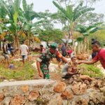 Pererat Silaturahmi, Babinsa Desa Kacepi Ramil 1512-03/Gebe Bantu Warga Buat Pondasi Rumah