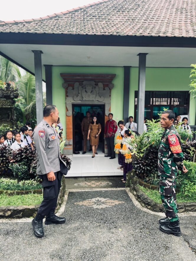 
Babinsa Desa Susut Bersama Bhabinkamtibmas Laksanakan Pemantauan Wilayah dan Komsos di SMPN 3 Susut