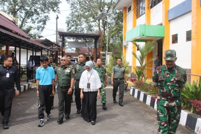 
					Dandim 1309/Manado Dampingi Kunjungan Kerja Pangdam XIII/Merdeka di Sekolah Rakyat MP 21 Manado