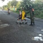 Babinsa Nabire Terus Jaga Keamanan Anak Sekolah Saat Menyeberang Jalan