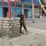 BABINSA KORAMIL NAPAN BERSAMA MASYARAKAT LAKSANAKAN KARYA BAKTI PEMBUATAN GAPURA LORONG PERKAMPUNGAN WARGA KAMPUNG LEGARI JAYA DISTRIK MAKIMI.
