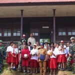TNI Hadir untuk Generasi Muda: Pos Okpol Yonif 751/VJS Bagikan Bola Baru di Kukding