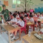 Babinsa Kodim 1613/Sumba Barat Kawal Penyaluran MBG di Sekolah
