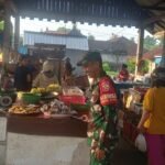 Babinsa Tamanbali Komsos dan Cek Harga Bahan Pokok di Pasar Tradisional