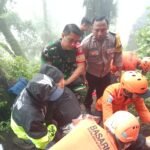 Operasi SAR Gabungan Evakuasi Wisatawan Domestik Alami Patah Tulang Saat Mendaki Gunung Abang