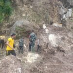 Terjunkan Alat Berat, Koramil Nusa Penida Bersinergi Evakuasi Material Longsor Di Pura Ulun Danu