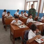 Babinsa Koramil 1603-01/Alok Dampingi Pembagian Makan Bergizi Gratis di SDI Maumere