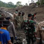 Sinergi Kodim 1612/Manggarai, Dua Korban Longsor di Kampung Pau Berhasil Dievakuasi