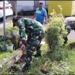 BABINSA KORAMIL 06/PANCARIJANG BERSAMA WARGA BERSIHKAN SALURAN DRAINASE DI DESA TIMORENG PANUA