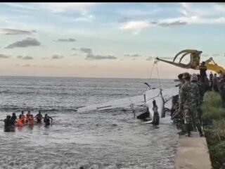 Pesawat Smart Air PK-SNS Mendarat Darurat di Perairan Karadiri, Kodim 1705/Nabire Turun Tangan