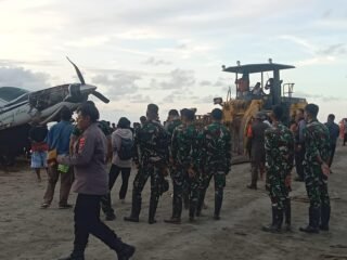 Tanggap dan Sigap, Personel Kodim 1705/Nabire Bantu Evakuasi Pesawat Smart Air PK-SNS