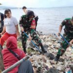 Babinsa Koramil 1405-03/Bacukiki Gelar Kerja Bakti Bersihkan Sampah di Pantai Taman Mattirotasi