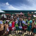 Satgas Yonif 751/VJS Gelar “Makan Bersama” di RM Swasembada: Diawali Kegiatan Baris Berbaris, Pembacaan Pancasila, dan Penghormatan Bendera, Anak-Anak Berprestasi Dapat Seragam Baru