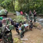 TNI Garda Terdepan Kemanusiaan: Pos Iwur Yonif 751/VJS Evakuasi Ibu Hamil di Kurumkin Lewati Medan Extreme