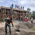TNI dan Warga Bersinergi, Babinsa Sertu Arifudin Bantu Pembangunan Rumah Warga