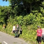 Babinsa dan Warga Bersinergi Jaga Kebersihan Jalan di Desa Weepatola