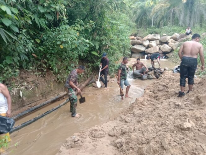 
					Babinsa Jajaran Korem 012/TU Bersama Polri dan Warga Bersihkan Sisa Banjir