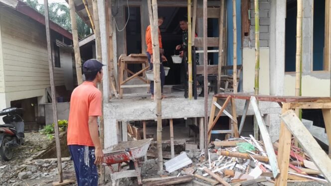 
					Babinsa Koramil 06/Teunom Bantu Warga Pasang Keramik Rumah di Rambong Payong
