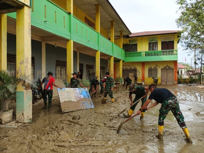 
					TNI, Relawan, dan Warga Gotong Royong Pulihkan Fasilitas Umum