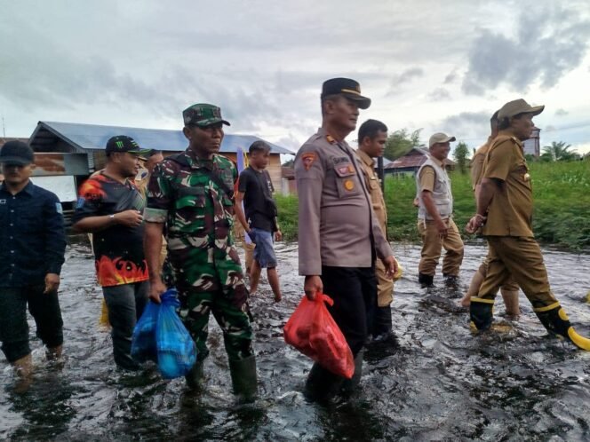 
					Koramil 1003-06/Simpur-Kalumpang Bantu Warga Terdampak Banjir di Kalumpang