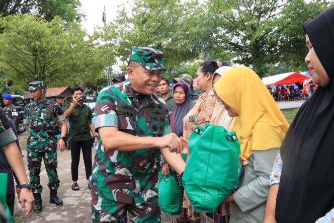 
					Kunjungi Desa Keramat, Pangdam XXII/TB Serahkan Bantuan untuk Warga Terdampak Banjir