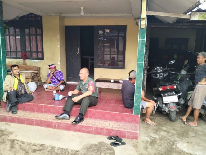 
					Pererat Silaturahmi, Babinsa Koramil 1203-13/MHS Anjangsana ke Rumah Warga Binaan