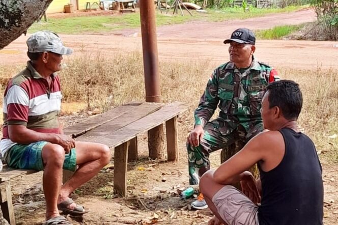 
					Babinsa Elikobel Bangun Keakraban Lewat Komsos Bersama Warga Kampung Sipias