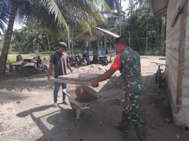 
					Babinsa Pasie Raya Dampingi Warga Mengayak Pasir untuk Pembangunan Rumah