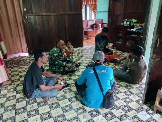 
Cuaca Tak Menentu, Babinsa 1203-15/Teluk Batang Ajak Warga Waspada DBD Lewat Komsos