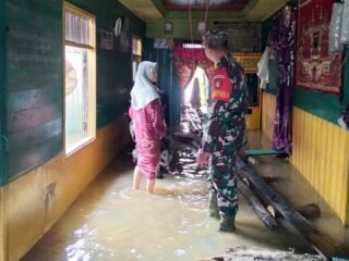 TNI AD : Babinsa Bantu dan Pantau Situasi Kondisi Warga Terdampak Banjir