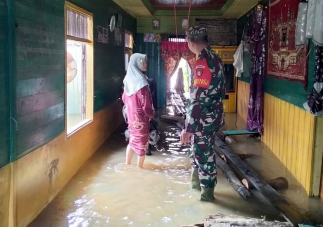 
					TNI AD : Babinsa Bantu dan Pantau Situasi Kondisi Warga Terdampak Banjir