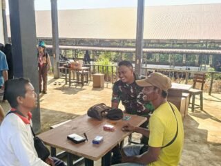 Babinsa Koramil 1203-10/Sandai Perkuat Silaturahmi Lewat Komsos di Desa Sandai