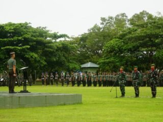 Kodam XXIV Mandala Trikora Apresiasi Prajurit Berprestasi pada Upacara Mingguan