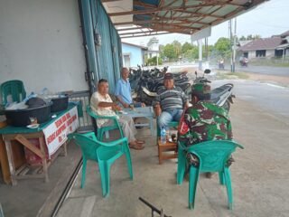 Babinsa Matan Hilir Selatan Perkuat Silaturahmi Lewat Komsos Bersama Warga