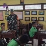 TNI Peduli Gizi Anak: Babinsa Batola Pantau Distribusi Makan Bergizi di Sekolah