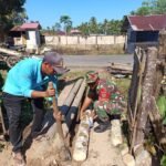Gotong Royong Babinsa dan Warga Pasang Jembatan Kayu