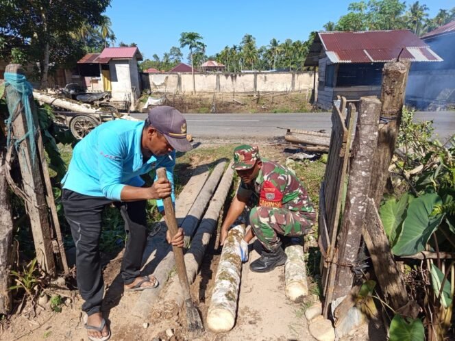 
					Gotong Royong Babinsa dan Warga Pasang Jembatan Kayu