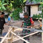 Babinsa Koramil Setia Bakti Jalin Komsos dengan Tukang Bangunan di Desa Gle Subak