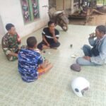 Babinsa Koramil 1203-13/Matan Hilir Selatan Jalin Silaturahmi dengan Warga Pematang Gadung Melalui Komsos