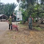 Babinsa Koramil 01/Jaya Bantu Warga Benahi Pekarangan Meunasah di Desa Lamtui