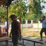 Babinsa Panga Bersama Warga Gotong Royong Siapkan Panggung Festival Anak Sholeh